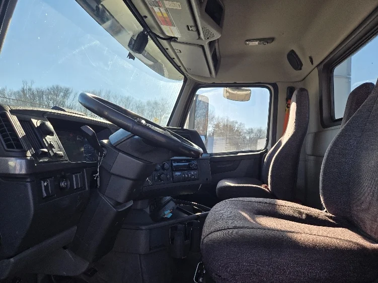 2020 Volvo VNR 640 - image 10