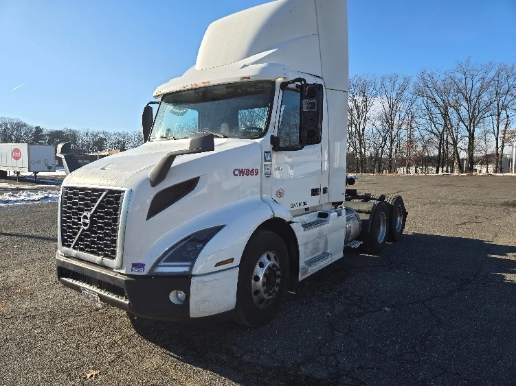 2020 Volvo VNR 640 in Springfield, MA — photo 3