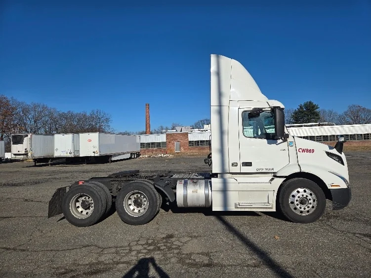 2020 Volvo VNR 640 in Springfield, MA — photo 8