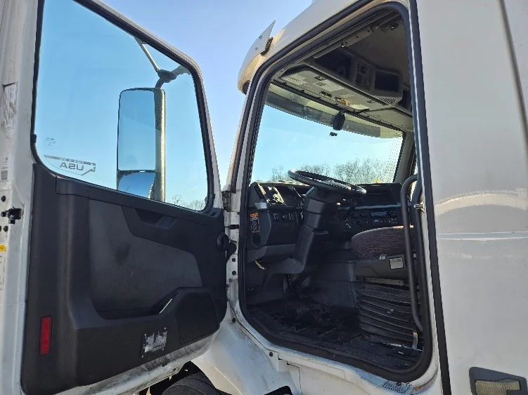 2020 Volvo VNR 640 in Springfield, MA — photo 9