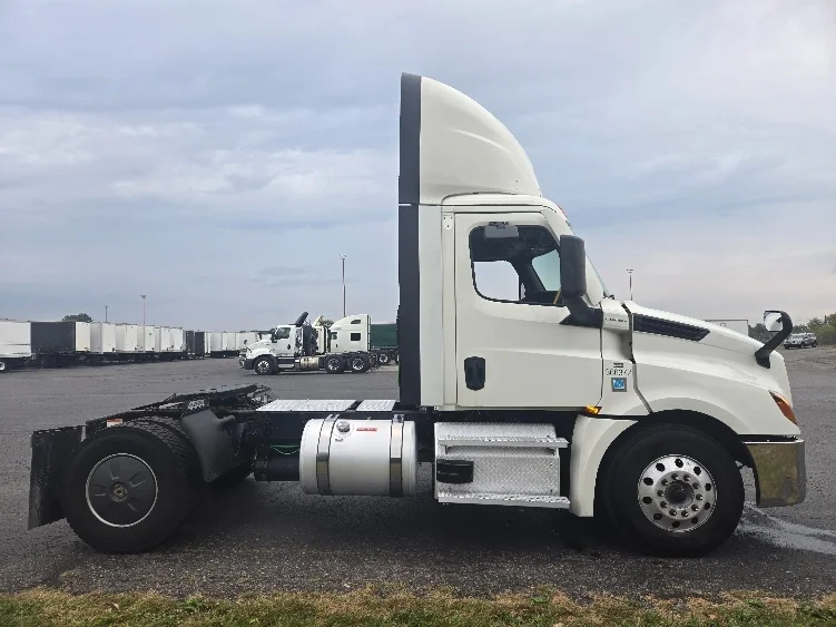 2020 Freightliner Cascadia - image 8