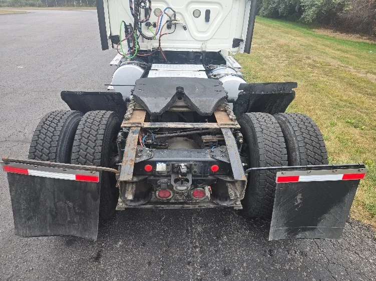 2020 Freightliner Cascadia - image 6