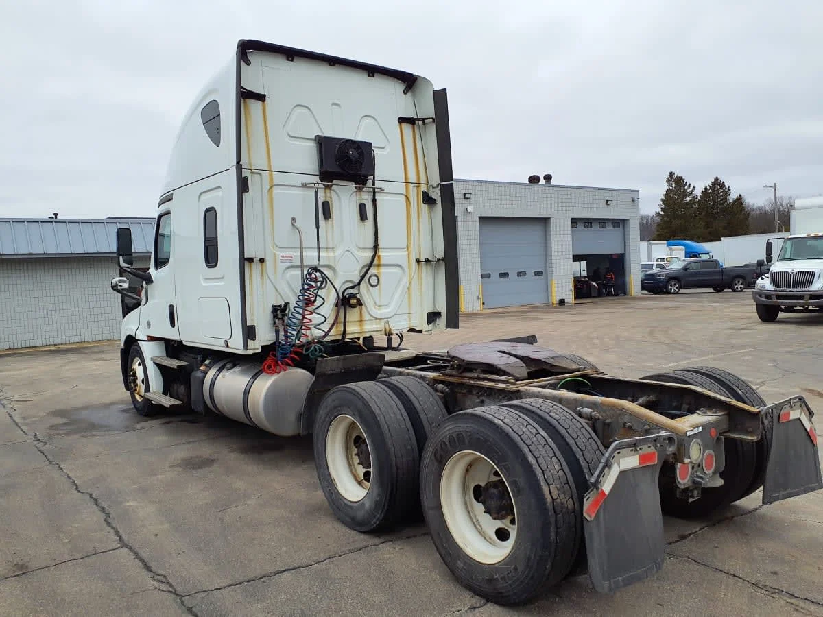 2020 Freightliner Cascadia in Oak Creek, WI — photo 6