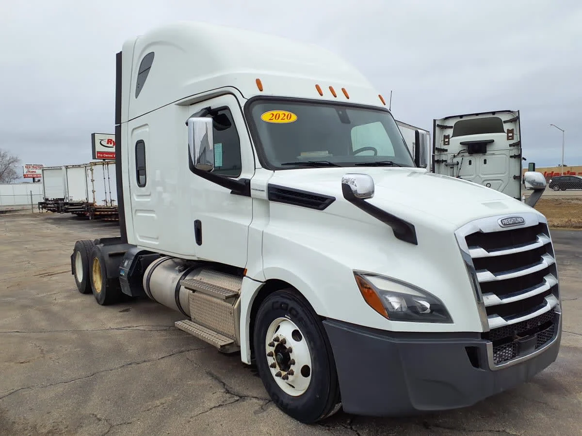 2020 Freightliner Cascadia in Oak Creek, WI — photo 3