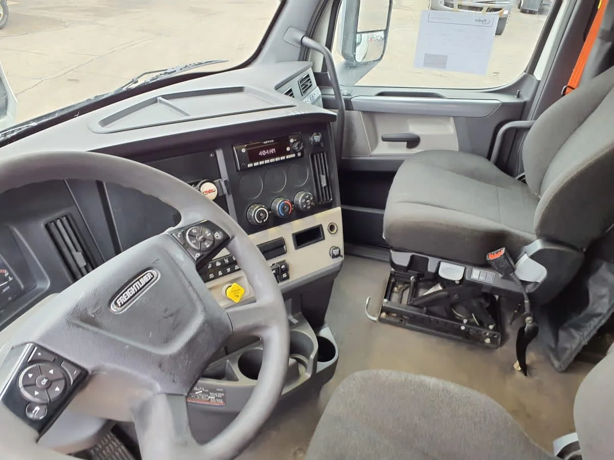 2020 Freightliner Cascadia in Oak Creek, WI — photo 7