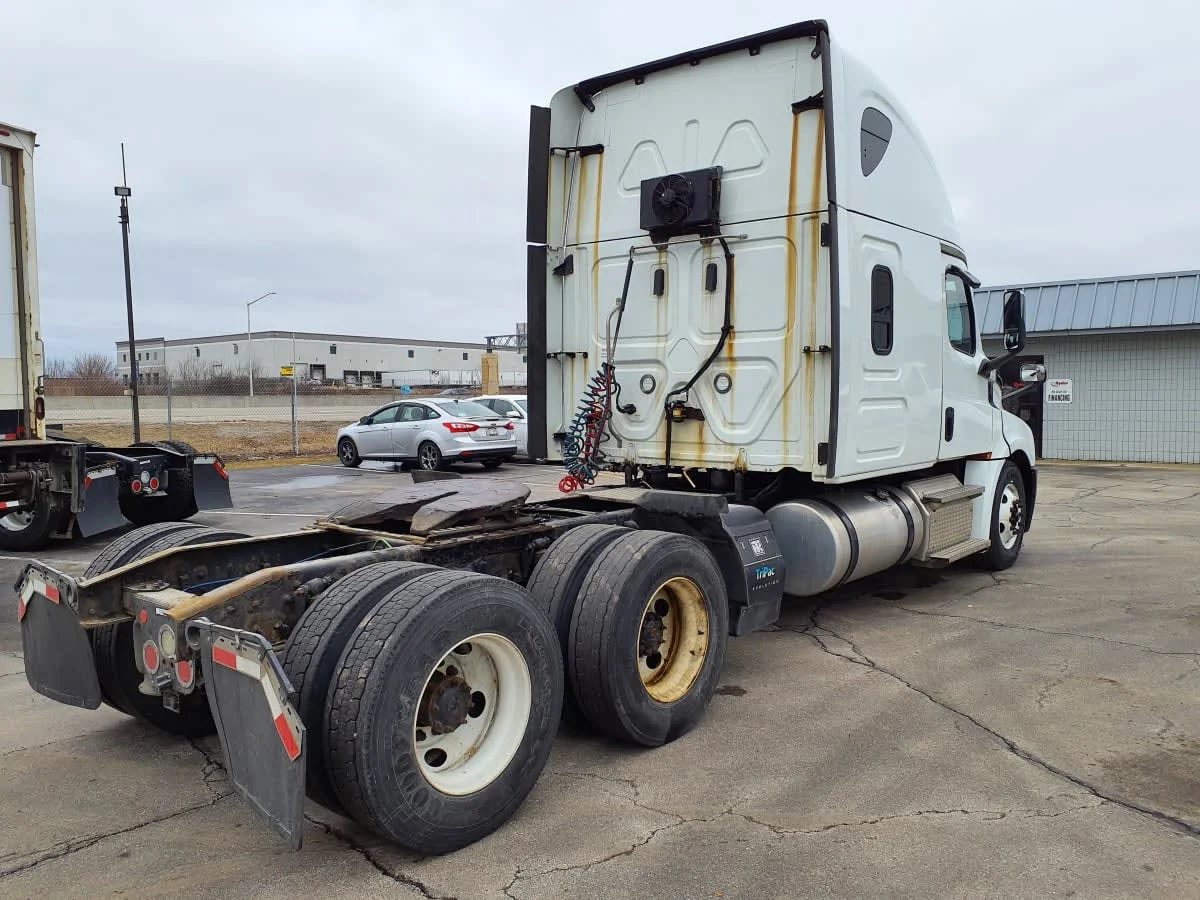 2020 Freightliner Cascadia in Oak Creek, WI — photo 4