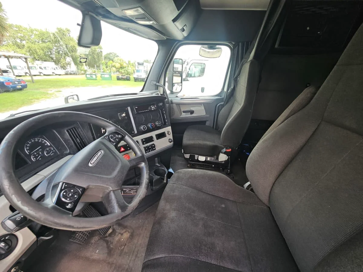 2020 Freightliner Cascadia in Orlando, FL — photo 7