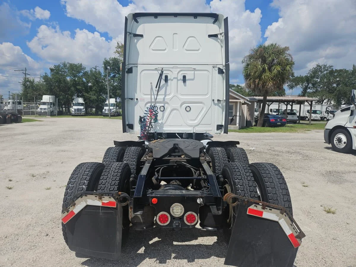 2020 Freightliner Cascadia in Orlando, FL — photo 5