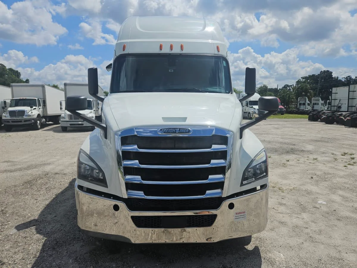 2020 Freightliner Cascadia in Orlando, FL — photo 2