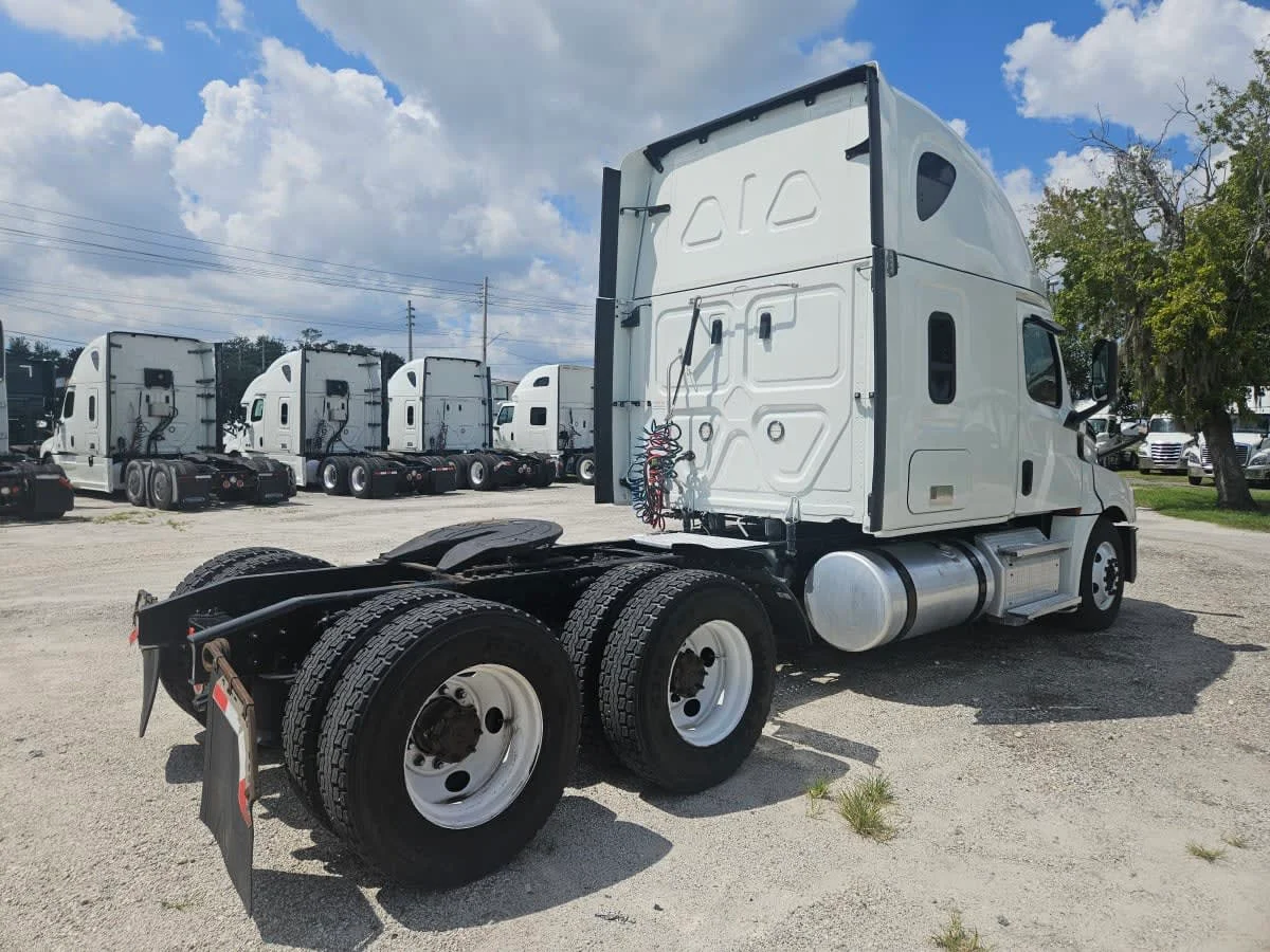 2020 Freightliner Cascadia in Orlando, FL — photo 4