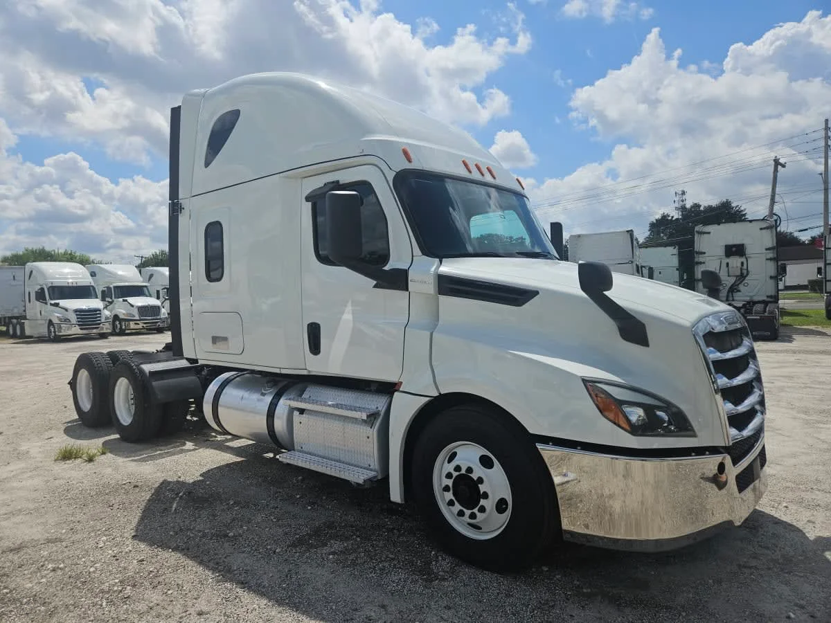 2020 Freightliner Cascadia in Orlando, FL — photo 3