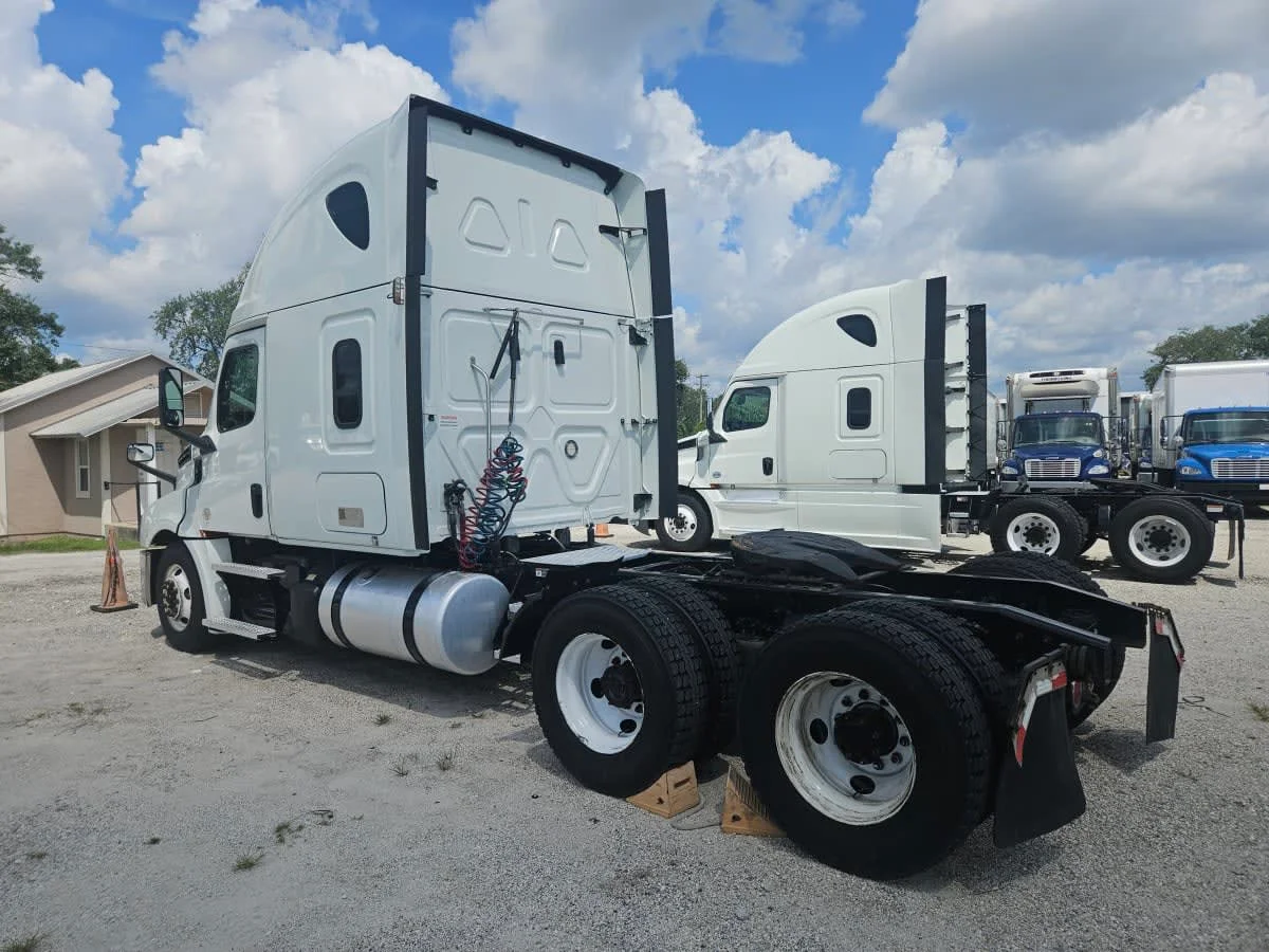 2020 Freightliner Cascadia in Orlando, FL — photo 6