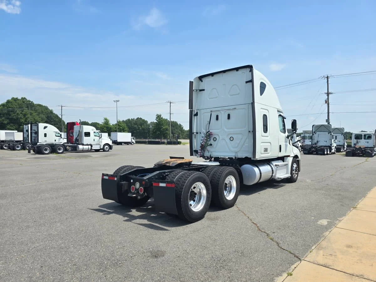 2020 Freightliner Cascadia in North Little Rock, AR — photo 4