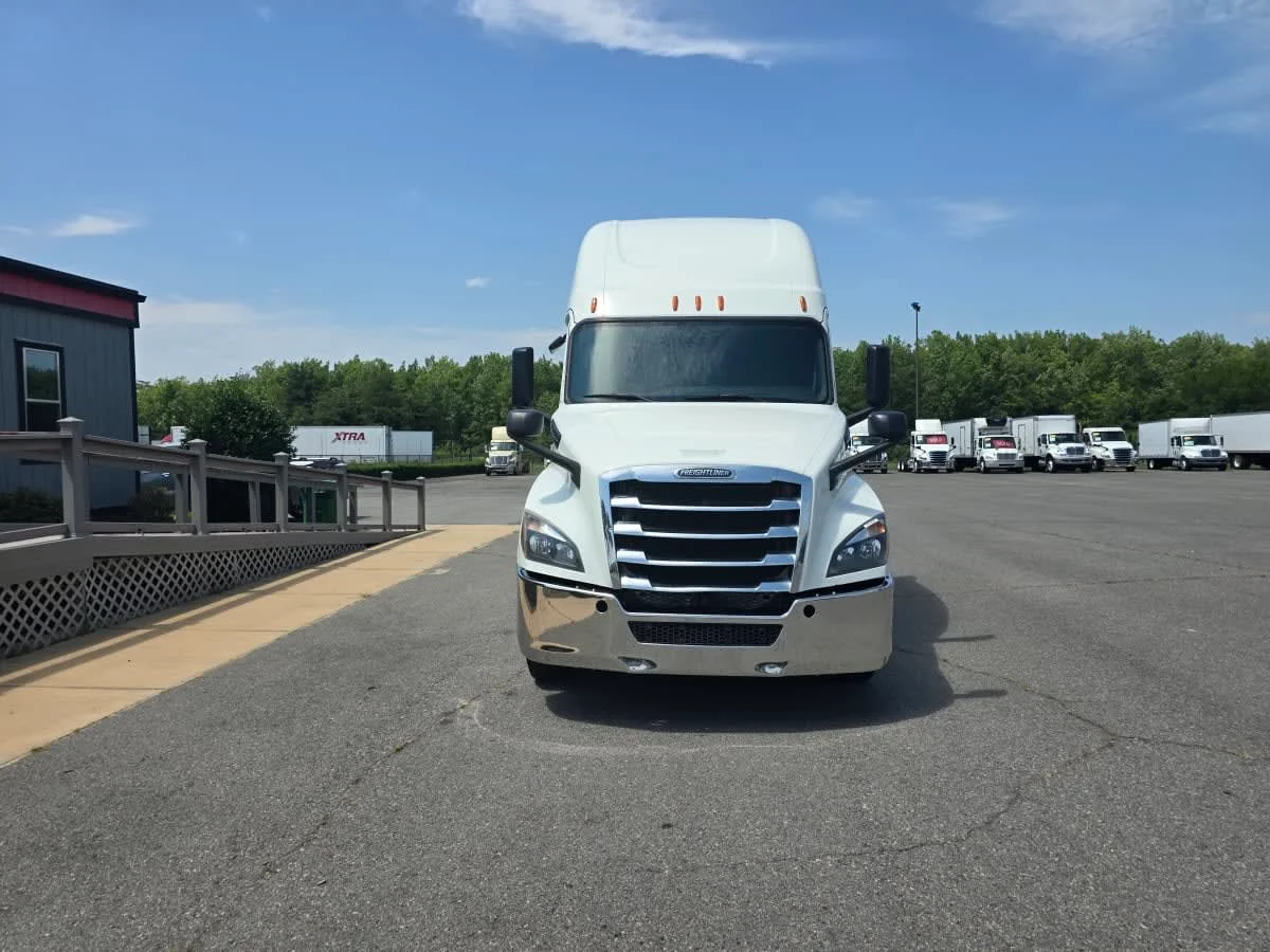 2020 Freightliner Cascadia in North Little Rock, AR — photo 2