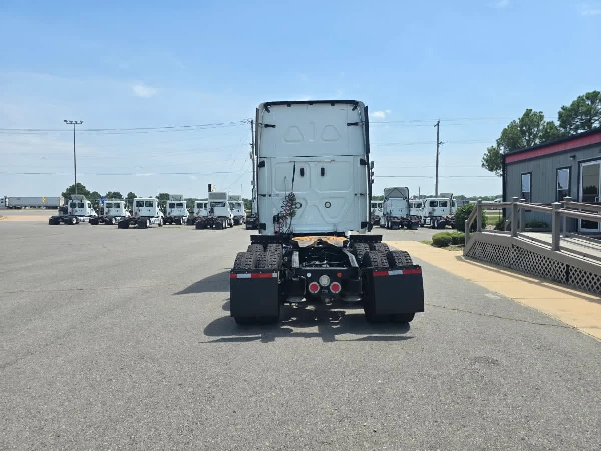 2020 Freightliner Cascadia in North Little Rock, AR — photo 5
