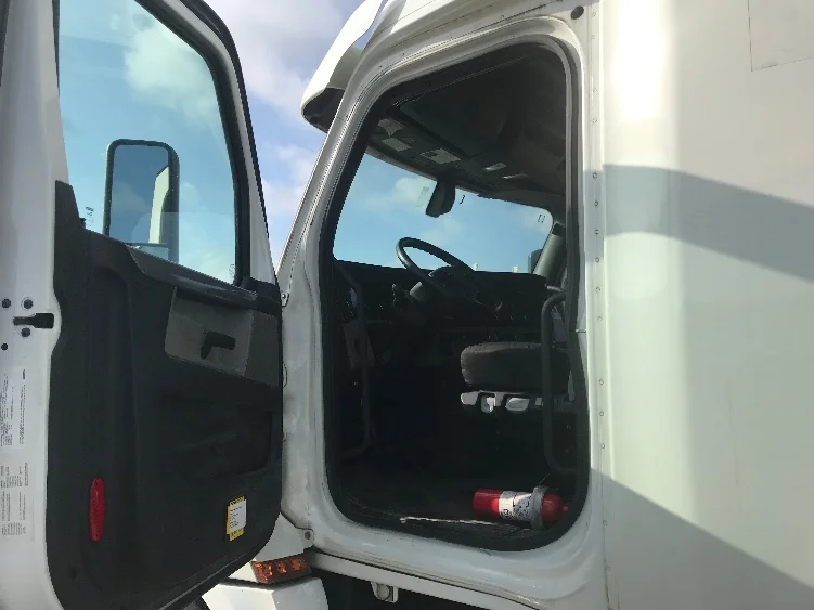 2020 Freightliner Cascadia - image 9