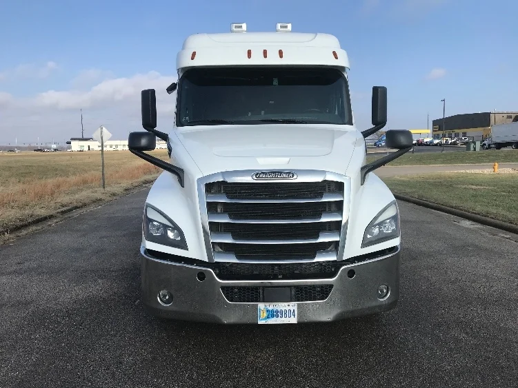 2020 Freightliner Cascadia - image 2