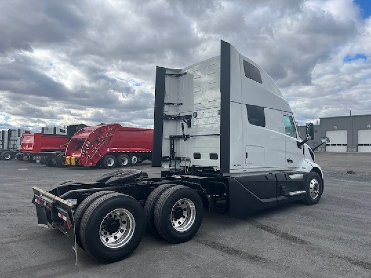 2026 Volvo VNL 860 in DUNMORE, PA — photo 4