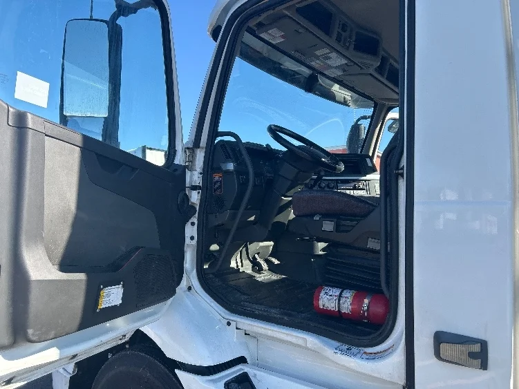 2021 Volvo VNR 640 - image 7
