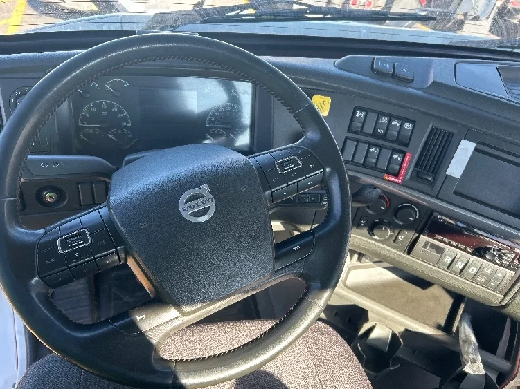 2021 Volvo VNR 640 - image 9
