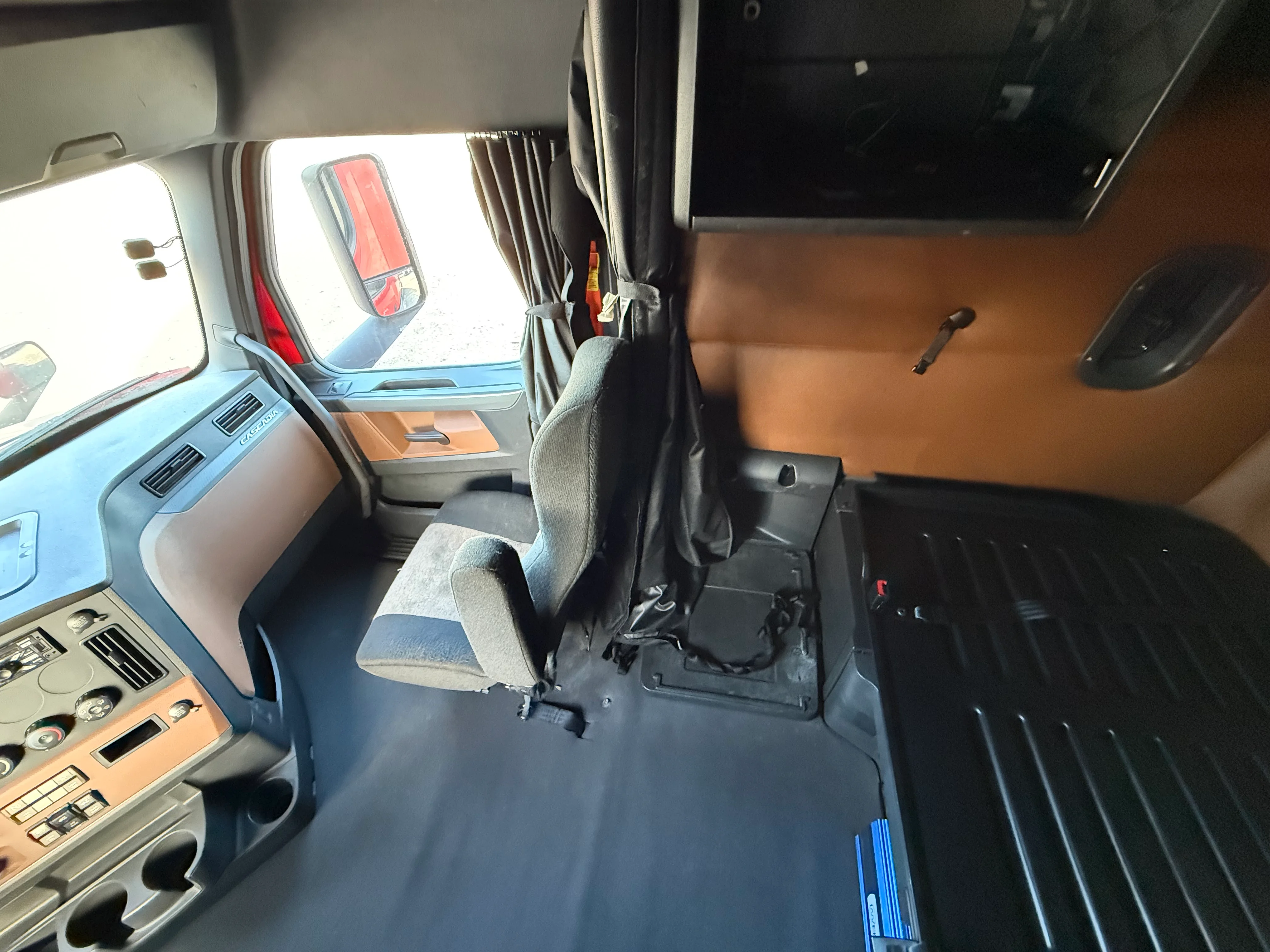 2021 Freightliner Cascadia in San Diego, CA — photo 17