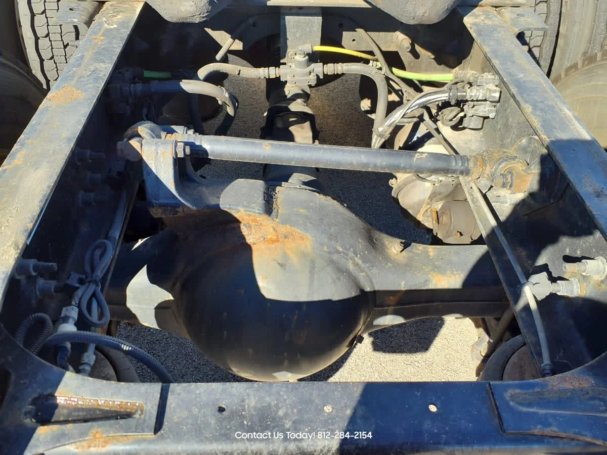 2019 International LT - image 10