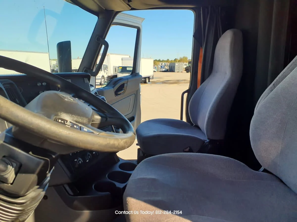 2019 International LT - image 7