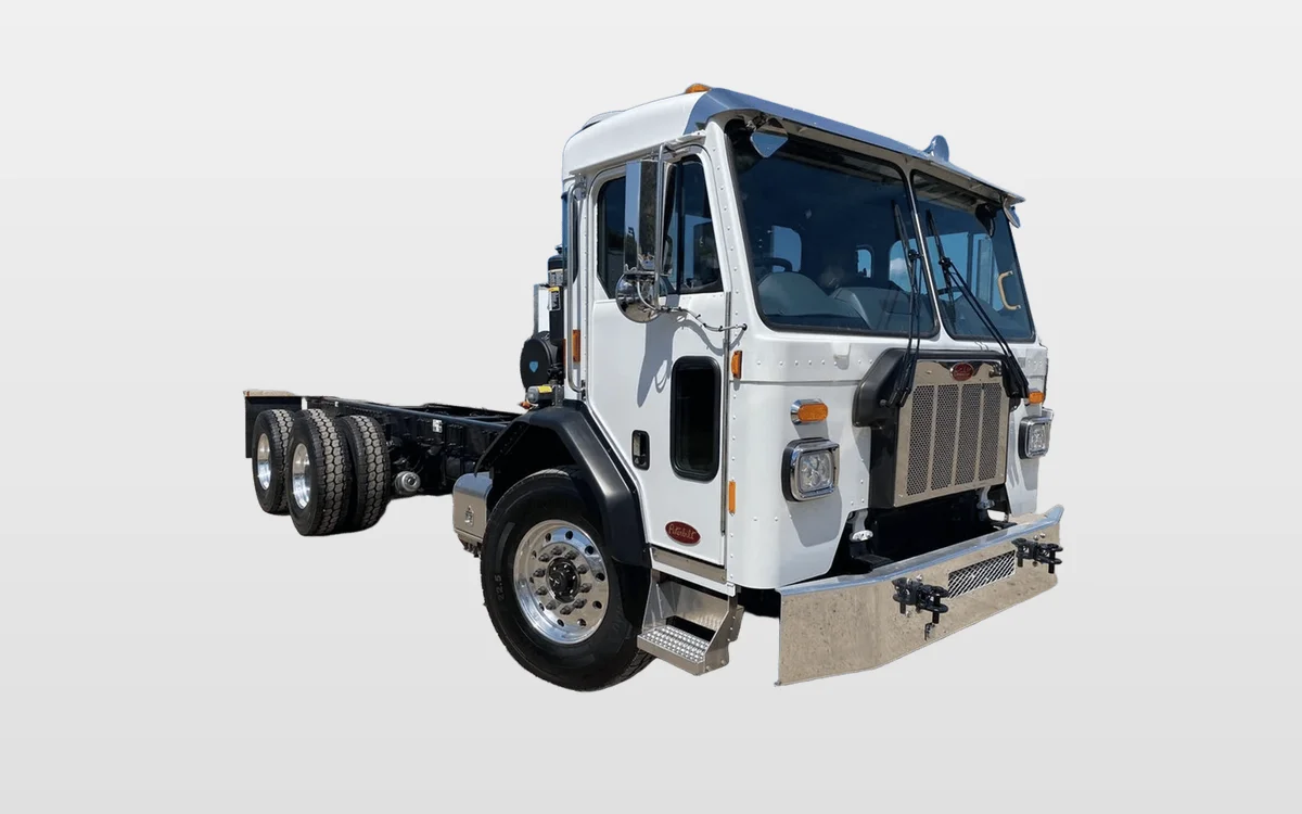2025 Peterbilt 520 - image 1