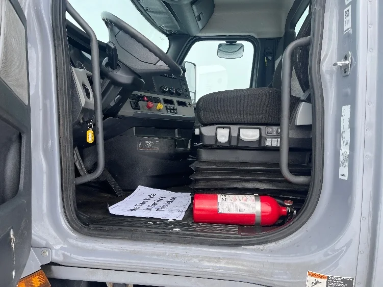 2018 Freightliner Cascadia - image 10