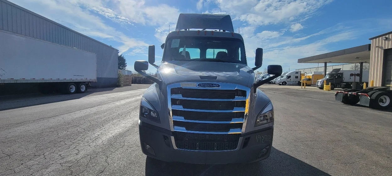 2018 Freightliner Cascadia - image 2