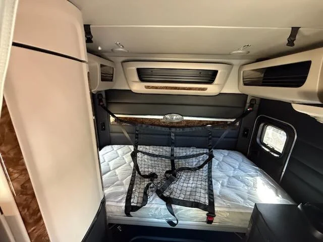 2027 Peterbilt 589 - image 7