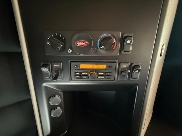2027 Peterbilt 589 - image 10