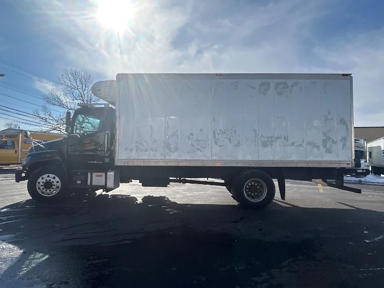 2020 Hino 268 - image 4