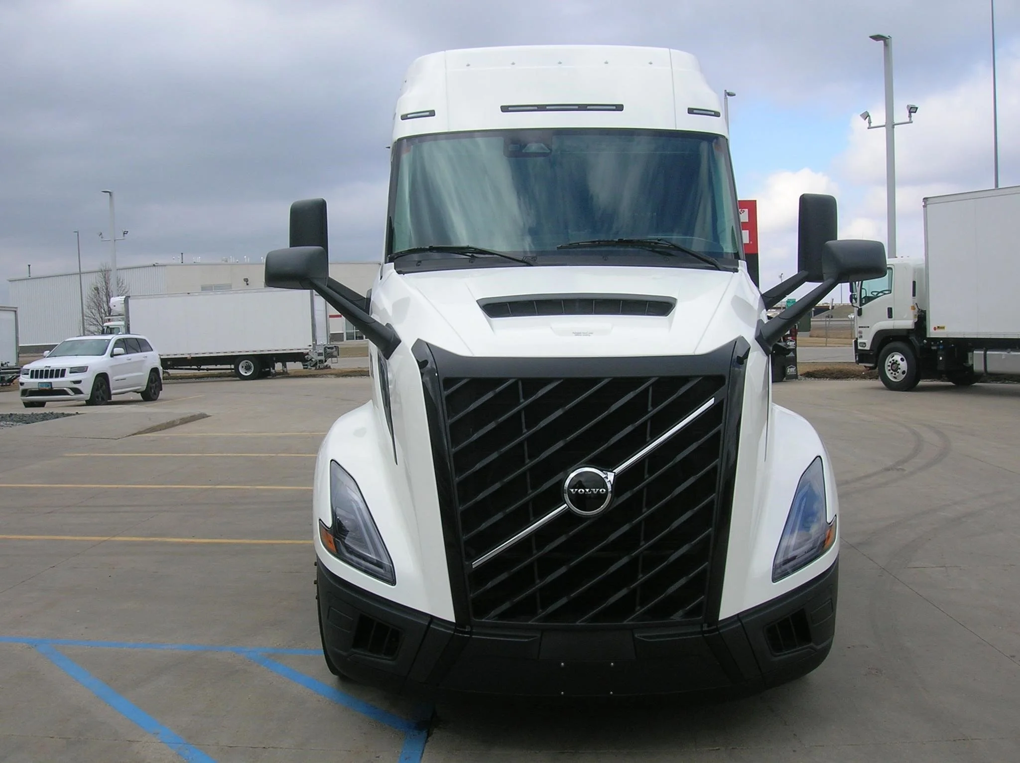 2025 Volvo — photo 2