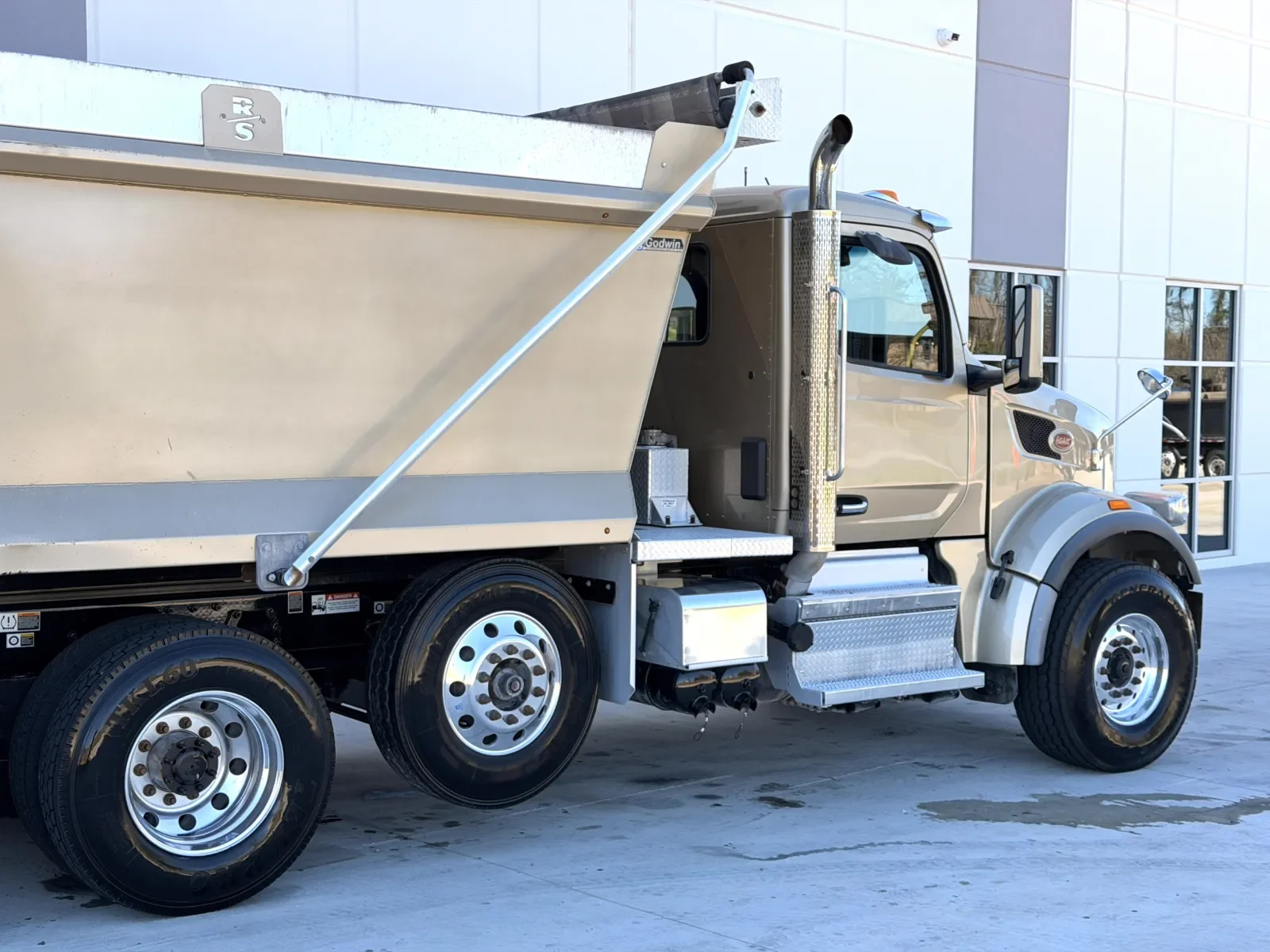 2024 Peterbilt 567 - image 8