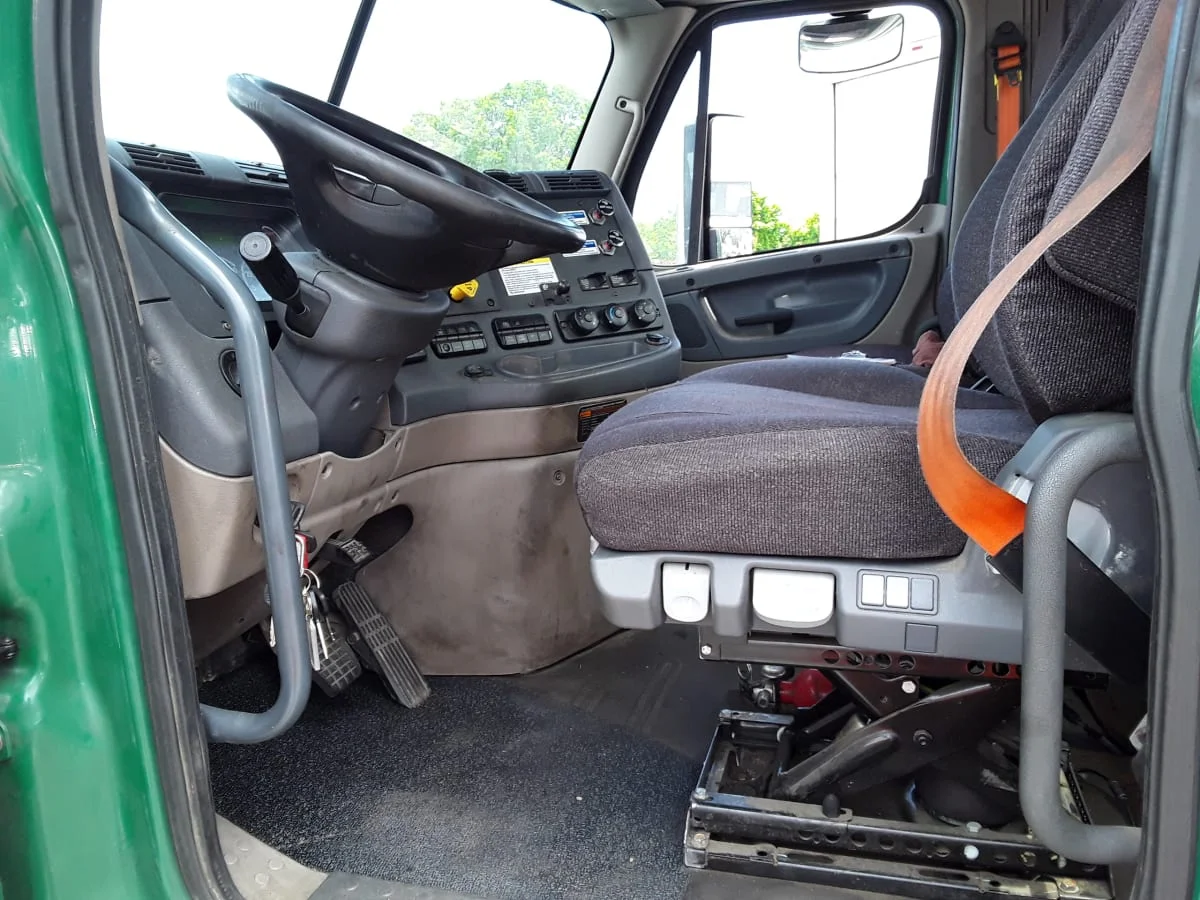 2017 Freightliner Cascadia - image 7