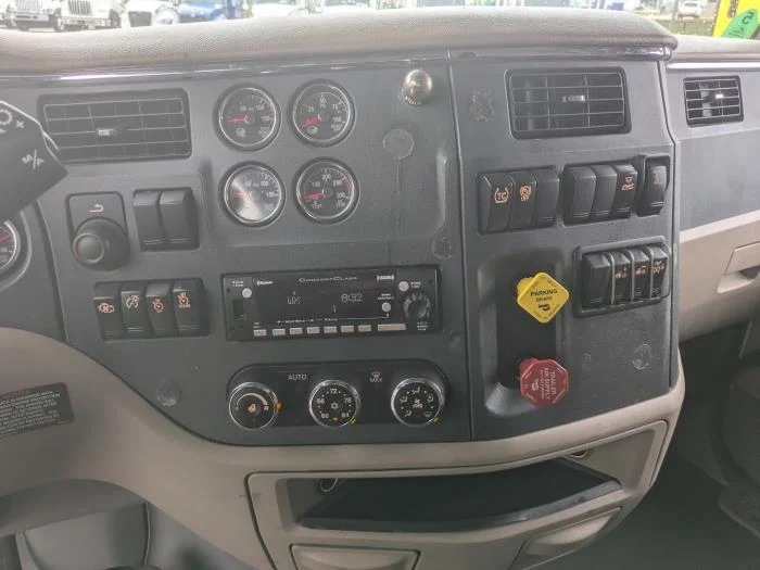 2022 Peterbilt 579 in Indianapolis, IN — photo 15