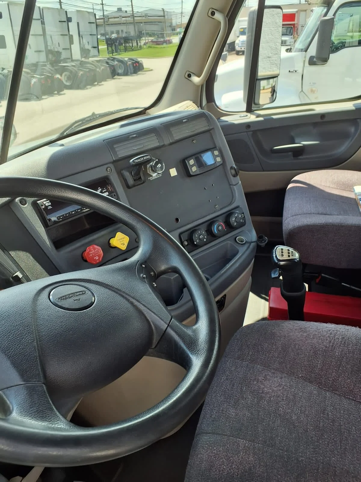 2020 Freightliner Cascadia in Cleveland, OH — photo 7
