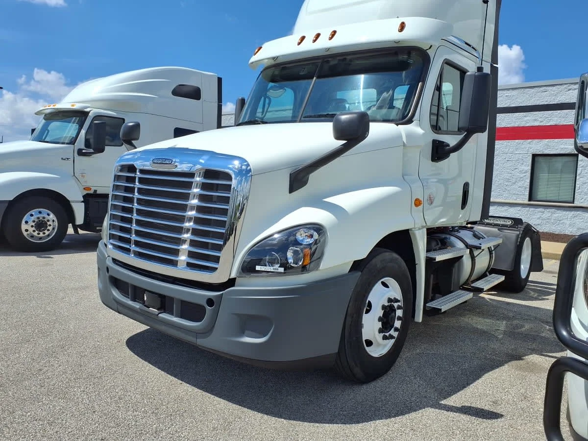 2020 Freightliner Cascadia - image 3