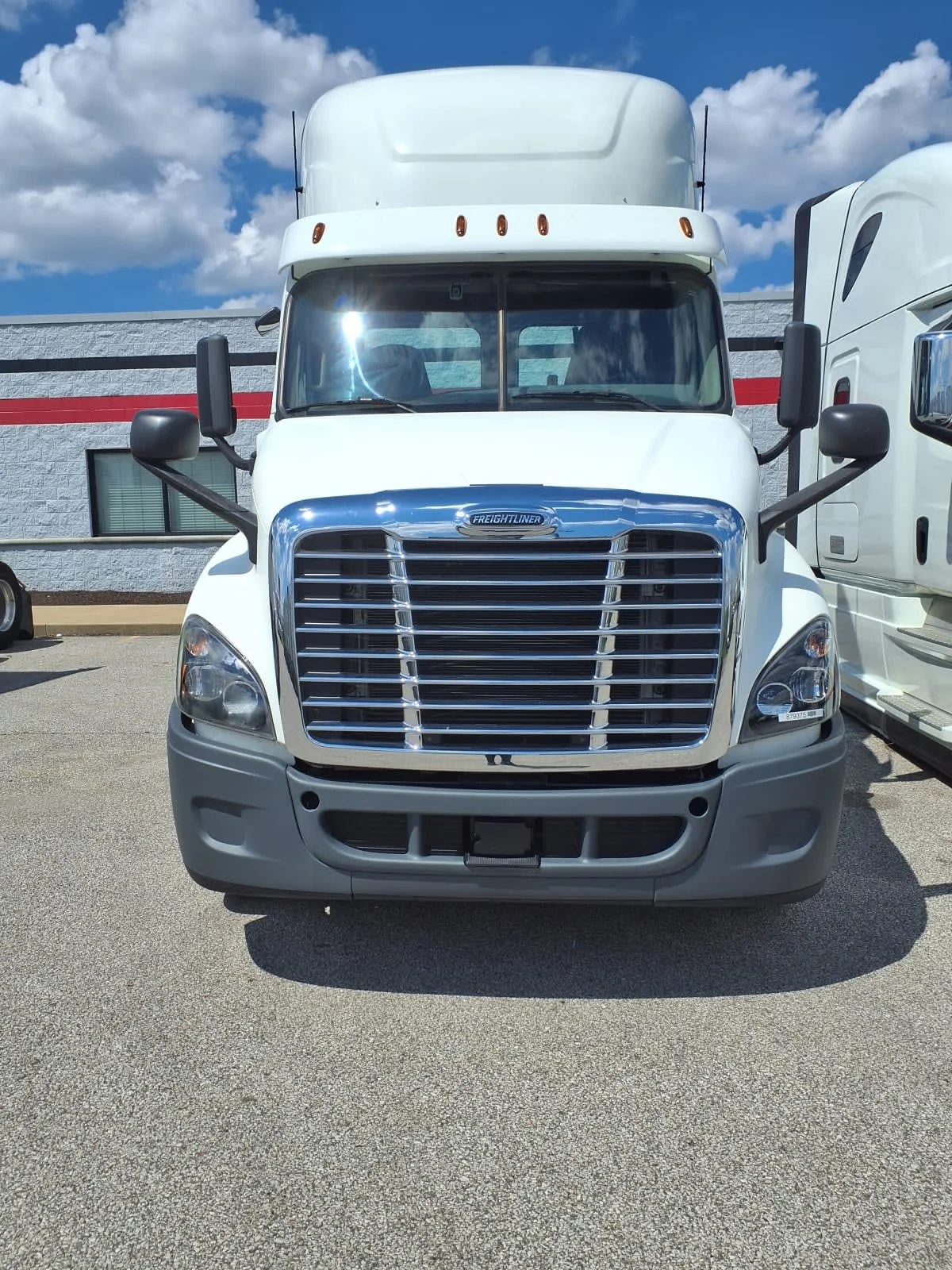 2020 Freightliner Cascadia - image 2