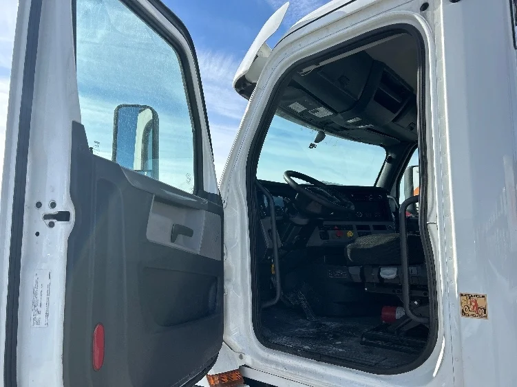 2020 Freightliner Cascadia - image 9