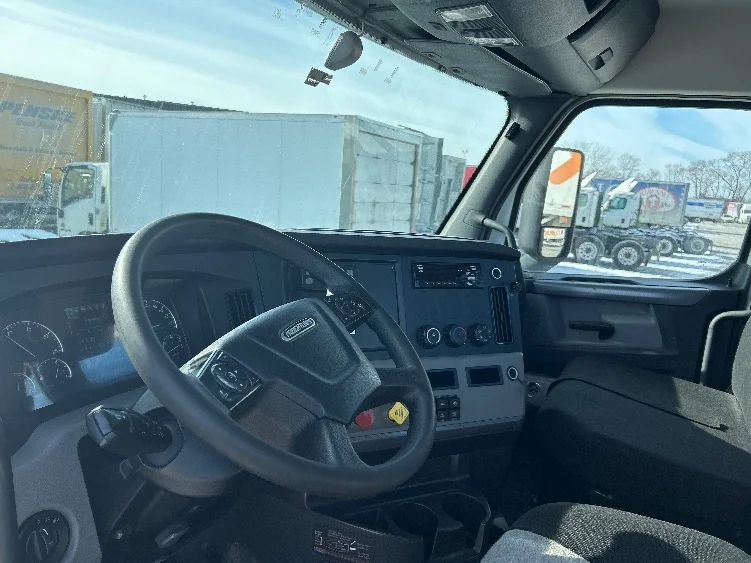 2020 Freightliner Cascadia - image 10