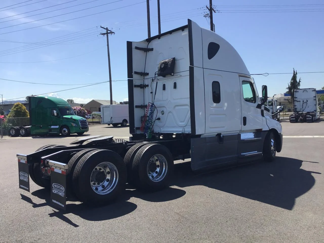 2021 Freightliner Cascadia in Pacific, WA — photo 2