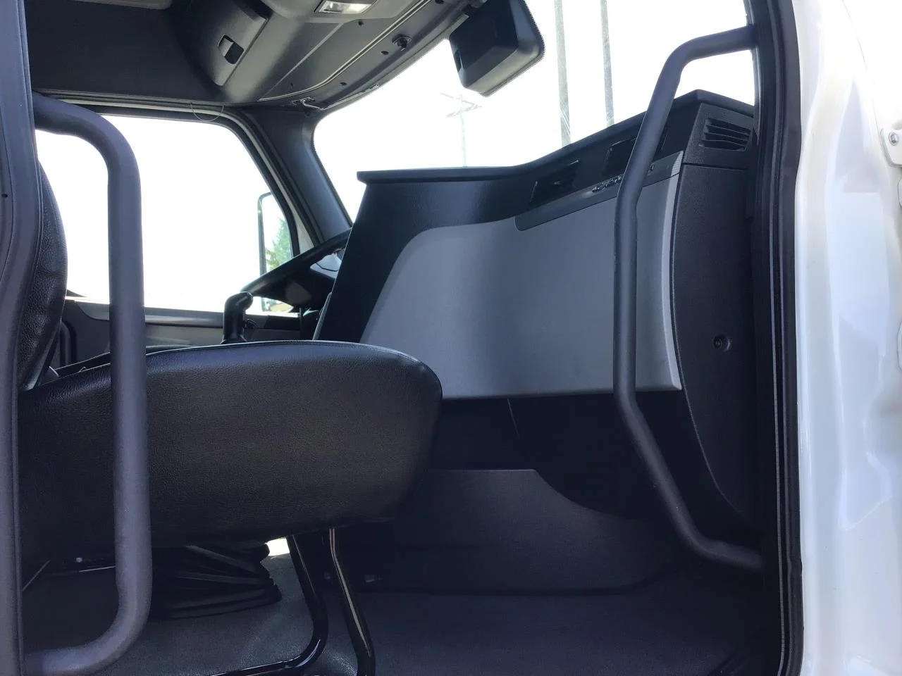 2021 Freightliner Cascadia in Pacific, WA — photo 4