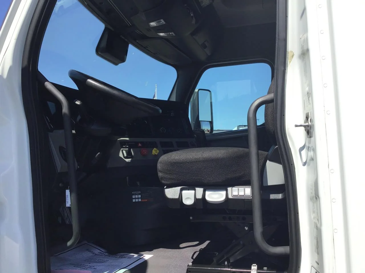 2021 Freightliner Cascadia in Pacific, WA — photo 6