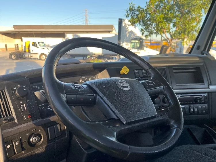 2021 Volvo VNR 640 in Fontana, CA — photo 10