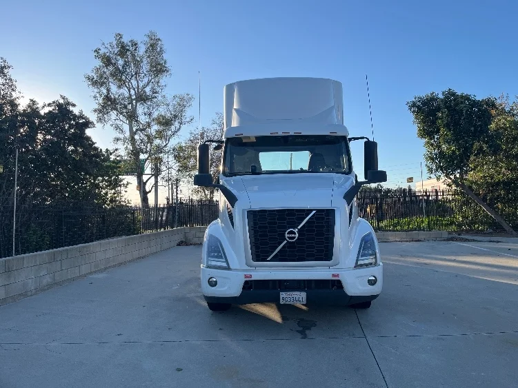 2021 Volvo VNR 640 in Fontana, CA — photo 2