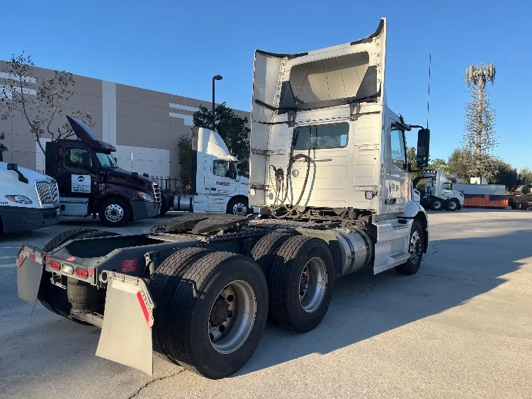 2021 Volvo VNR 640 in Fontana, CA — photo 7