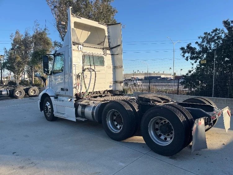 2021 Volvo VNR 640 in Fontana, CA — photo 5