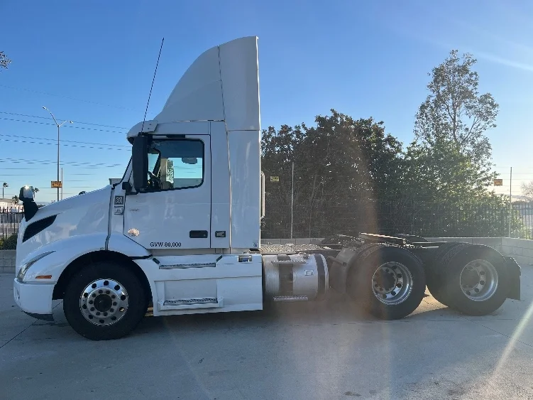 2021 Volvo VNR 640 in Fontana, CA — photo 4
